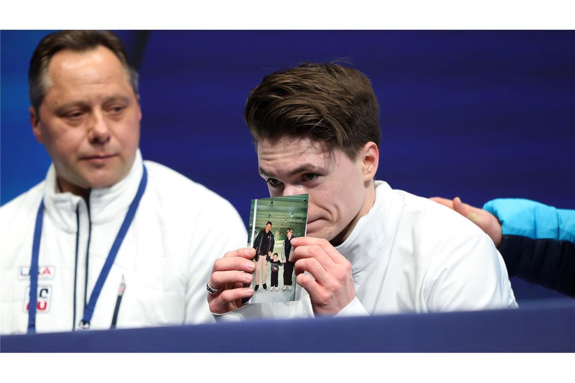 Maxim Naumov hielt nach seinem Auftritt ein Bild in die Kamera, das ihn als Dreijährigen mit seinen Eltern zeigt.