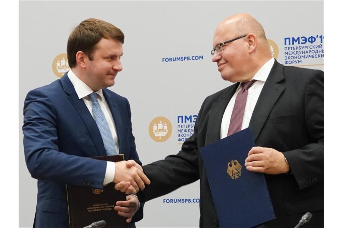 Maxim Oreschkin (l), russischer Minister für wirtschaftliche Entwicklung, und Bundeswirtschaftsminister Peter Altmaier reichen sich in St. Petersburg die Hände. Foto: Ulf Mauder