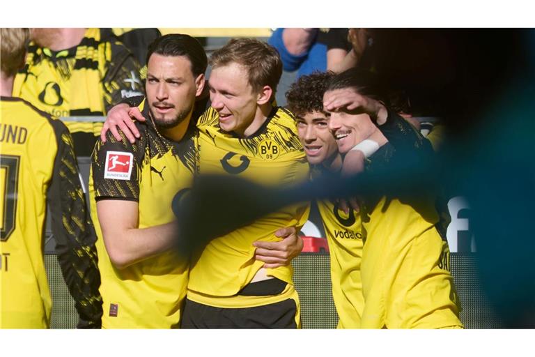 Maximilian Beier von Borussia Dortmund (3.v.r) jubelt über sein Tor zum 1:0 gegen den SC Freiburg.