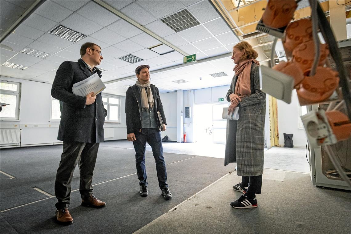 Eine zweite Bühne für das Backnanger Bandhaustheater Maximilian Friedrich, Johannes Ellrott und Juliane Putzmann (von links) freuen sich beim Rundgang durch die neue Spielstätte auf dem Kaess-Areal über die gute Zusammenarbeit aller Beteiligten. Foto: Alexander Becher