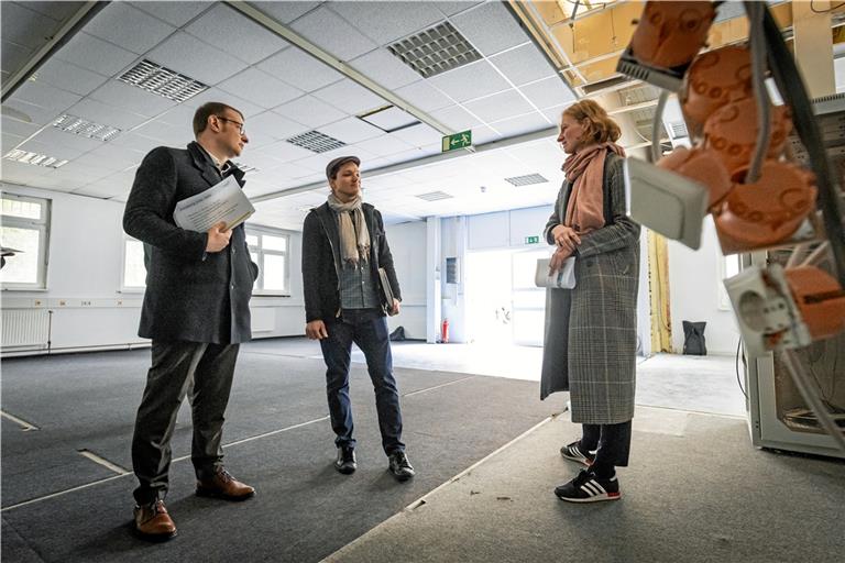 Maximilian Friedrich, Johannes Ellrott und Juliane Putzmann (von links) freuen sich beim Rundgang durch die neue Spielstätte auf dem Kaess-Areal über die gute Zusammenarbeit aller Beteiligten. Foto: Alexander Becher