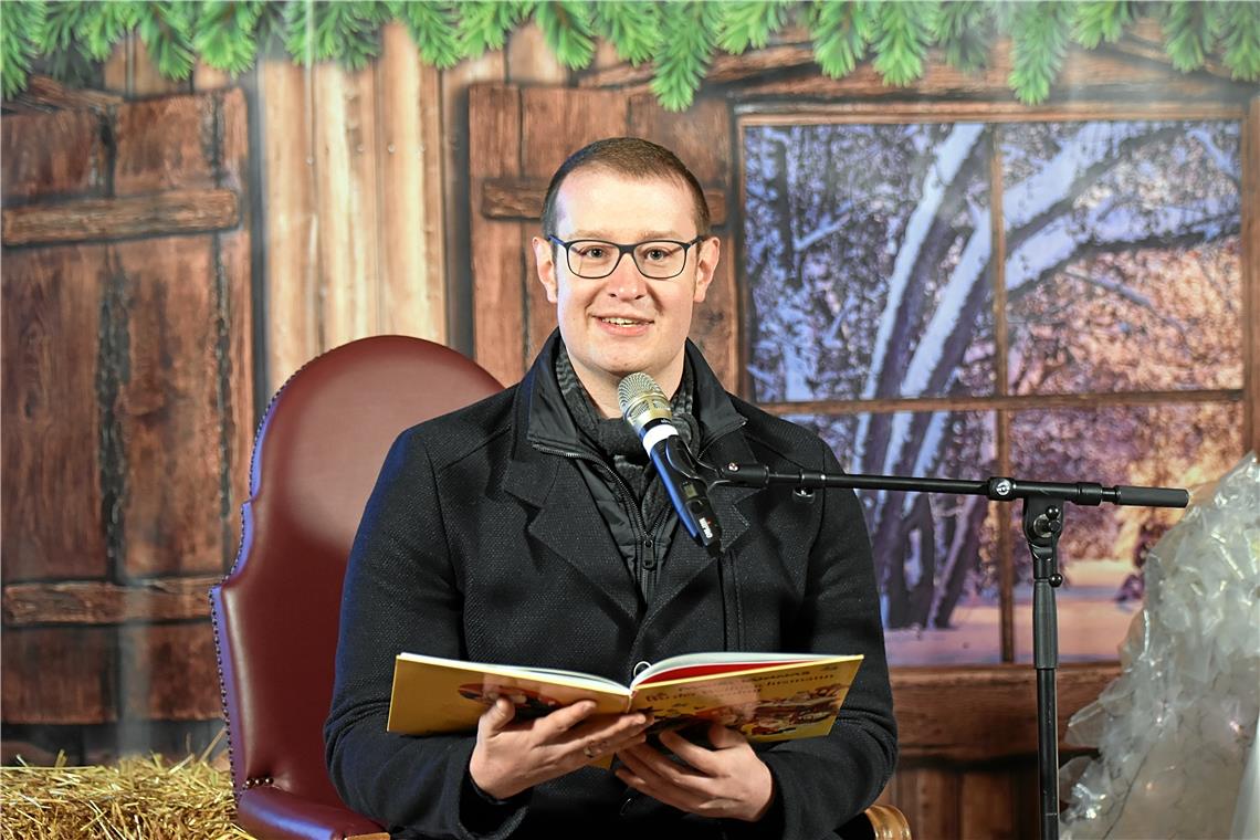 Märchenzauber auf dem Backnanger Weihnachtsmarkt Maximilian Friedrich liest den Kindern eine Weihnachtsgeschichte vor.