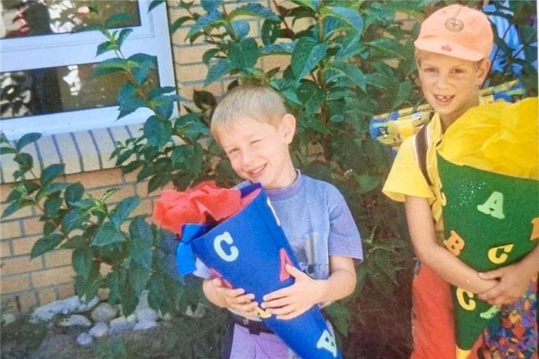 Maximilian Friedrich (links) und sein Freund Ingolf Speck bei der Einschulung. Foto: privat