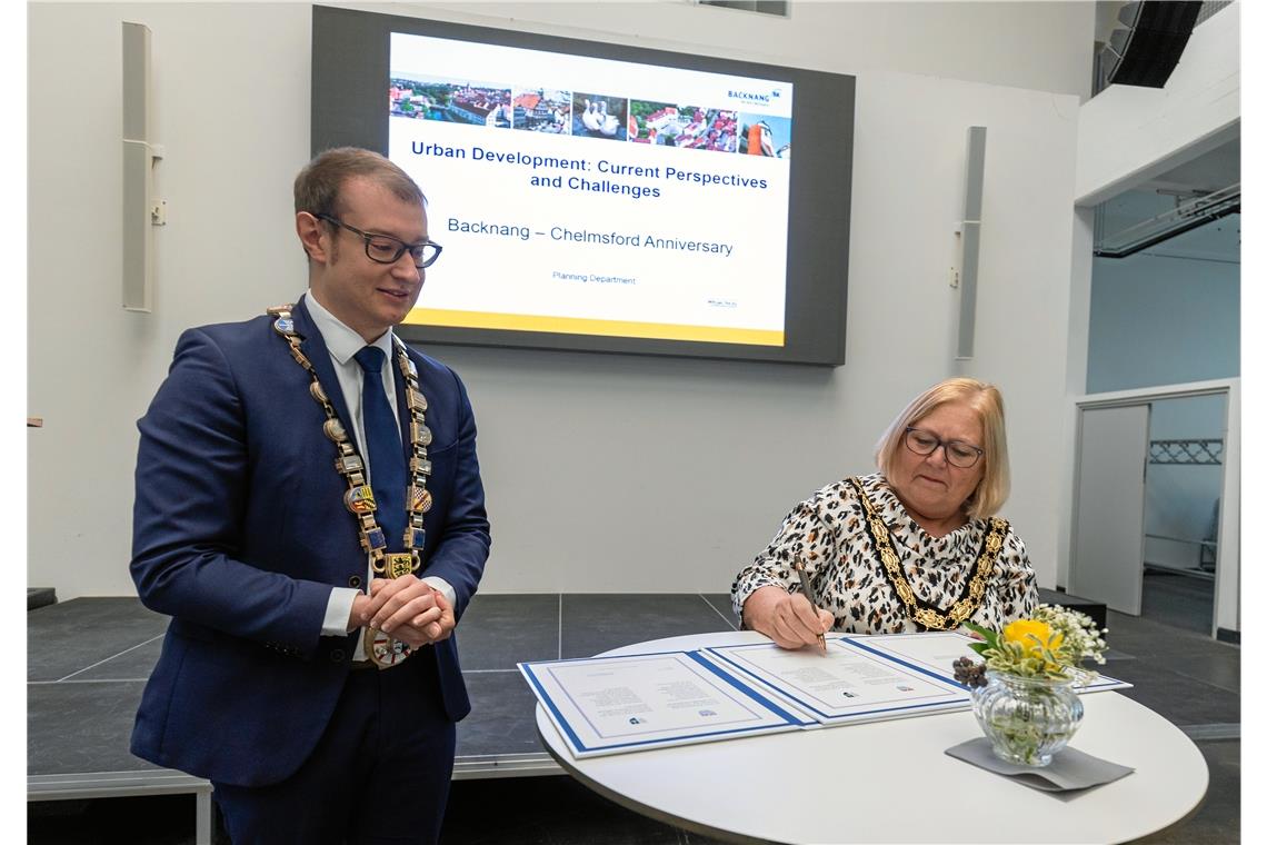 Maximilian Friedrich und Jude Deakin haben die Urkunde zur Erneuerung der Städtepartnerschaft zwischen Backnang und Chelmsford bei der Feier zum 30. Jubiläum unterzeichnet. Foto: A. Becher