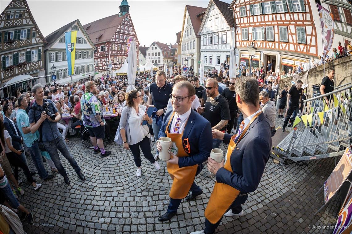 Maximilian Friedrich und Landrat Richard Sigel (rechts) tragen zur Eröffnung ext...