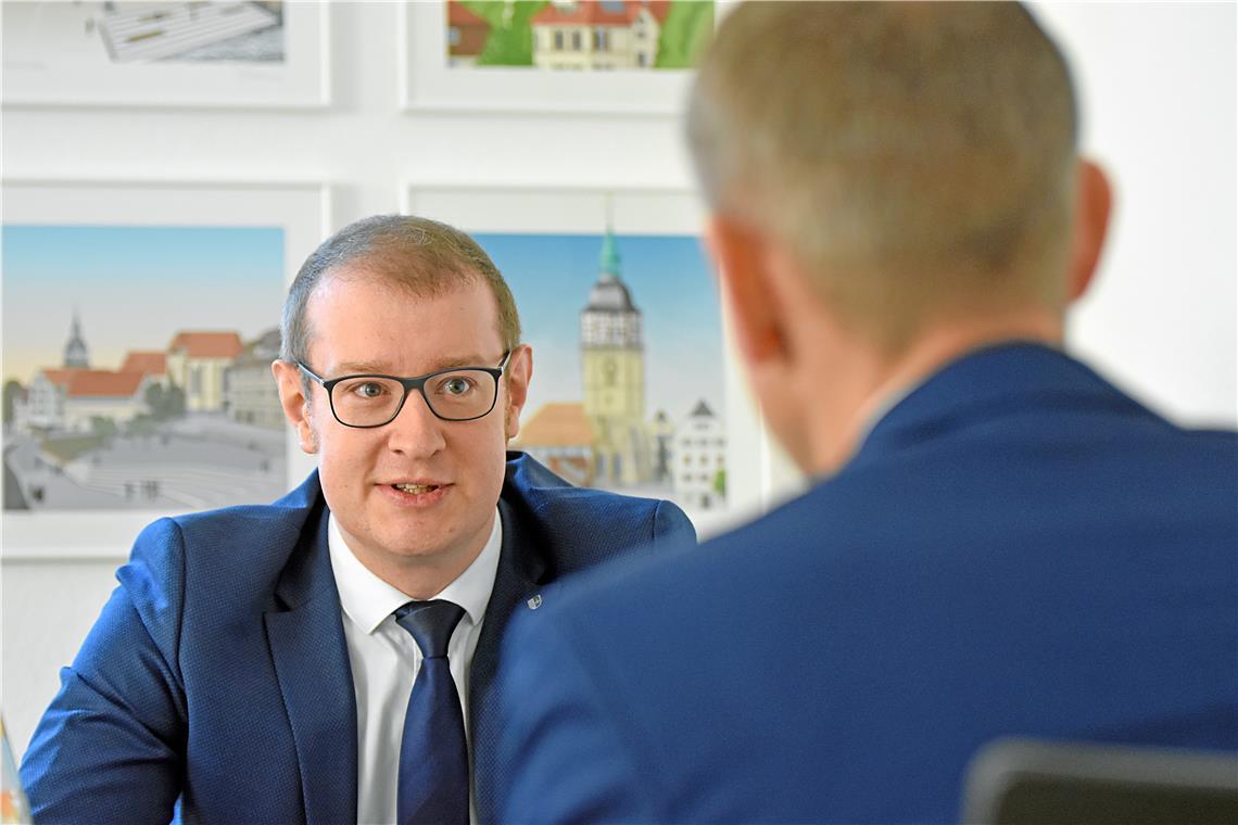 Maximilian Friedrich warnt vor einer Überforderung der Städte und Gemeinden bei der Aufnahme von Geflüchteten: „Es gibt eine Grenze der gesellschaftlichen Integrationsfähigkeit“, sagt der Oberbürgermeister, der seit Juni 2021 im Amt ist. Foto: Tobias Sellmaier