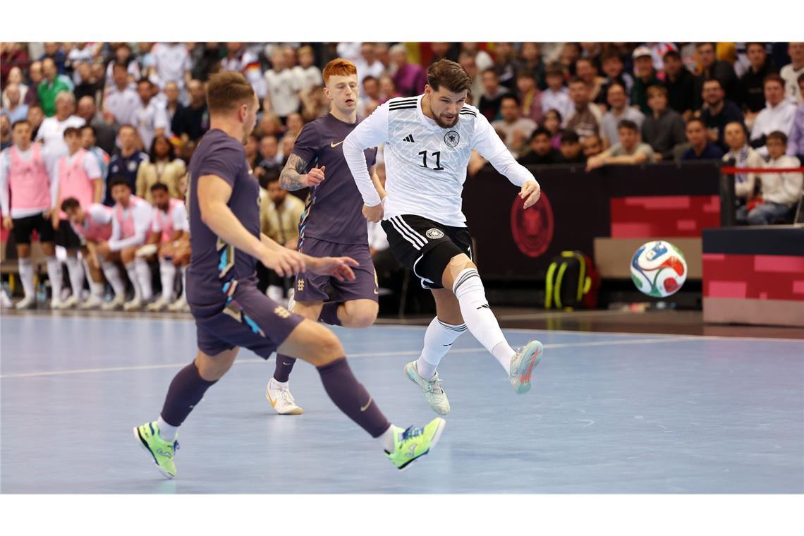 Maximilian Grünberg versucht es per Pike