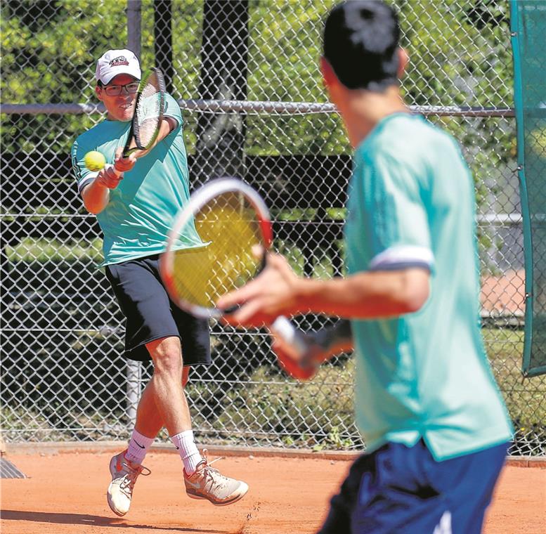 Tennisspieler haben das Nachsehen Maximilian Hepp (links) kämpfte mit Elmar König, doch das TSG-Doppel verlor.Foto: A. Becher