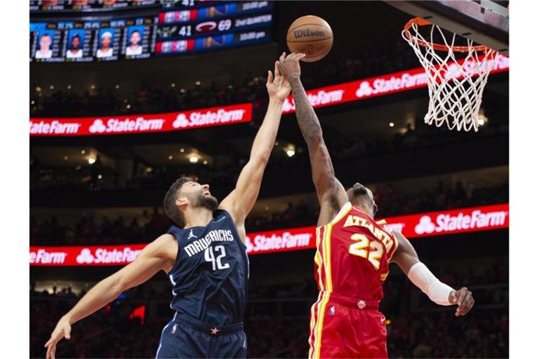 Maximilian Kleber (l) unterlag mit den Dallas Mavericks bei den Atlanta Hawks. Foto: Hakim Wright Sr./AP/dpa