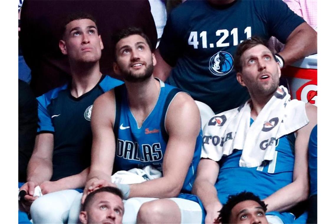 Maximilian Kleber (M) und Dirk Nowitzki (r) haben haben in der NBA gemeinsam bei den Dallas Mavericks gespielt. Foto: Tony Gutierrez/AP/dpa