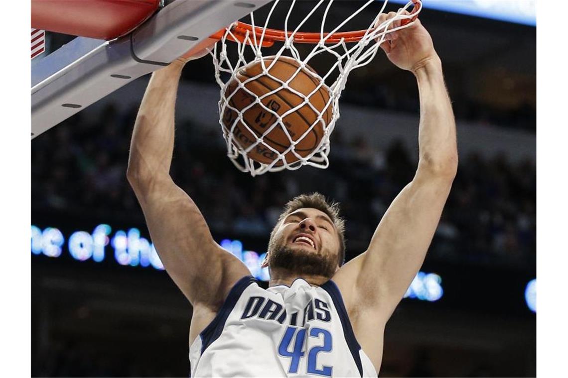 Neuer Saisonbestwert für Kleber bei Mavericks-Sieg Maximilian Kleber von den Dallas Mavericks bei einem erfolgreichen Dunking gegen die Nets. Foto: Brandon Wade/ AP/dpa