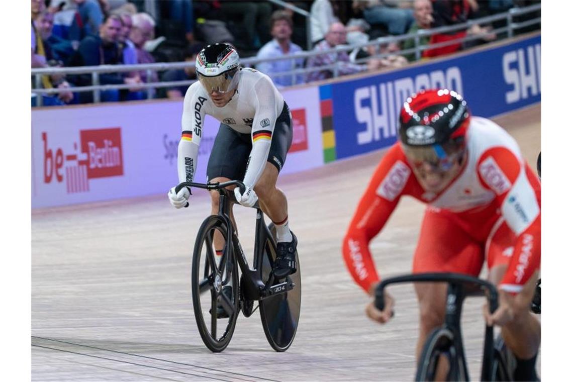 Maximilian Levy (l) scheidet im Hoffnungslauf für den Keirin-Wettbewerb aus. Foto: Sebastian Gollnow/dpa