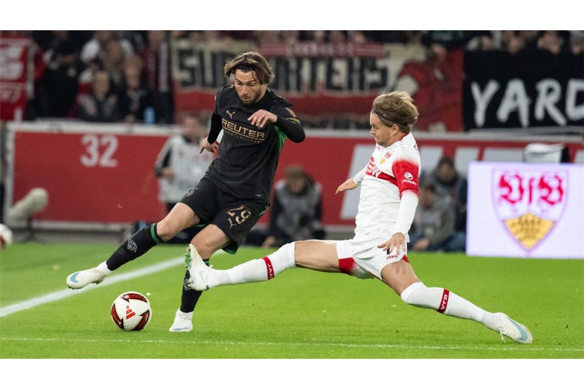 Maximilian Mittelstädt grätscht Joe Scally ab.