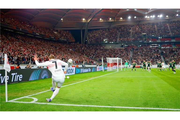 Maximilian Mittelstädt tritt einen Eckball – viele Tore sind aus dieser Position beim VfB in dieser Saison nicht gefallen.