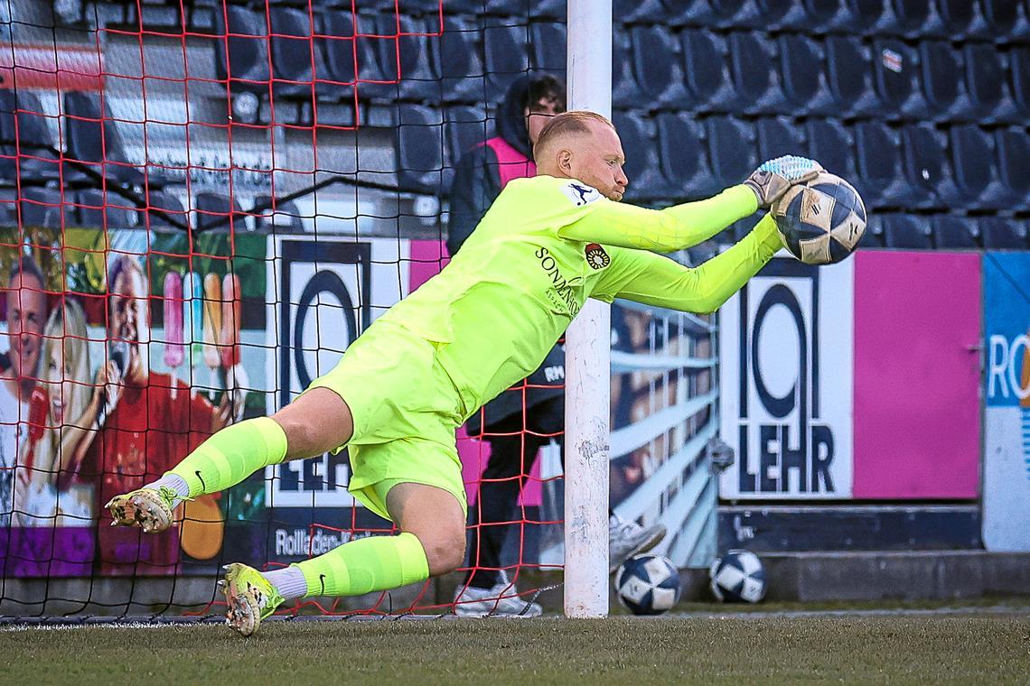 Maximilian Reule ist seit Jahren die unumstrittene Nummer eins im Dorfklubtor. Er hat sowohl die Abstiege in die Oberliga als auch den Durchmarsch in die 3.Liga miterlebt. Fotos: Alexander Becher