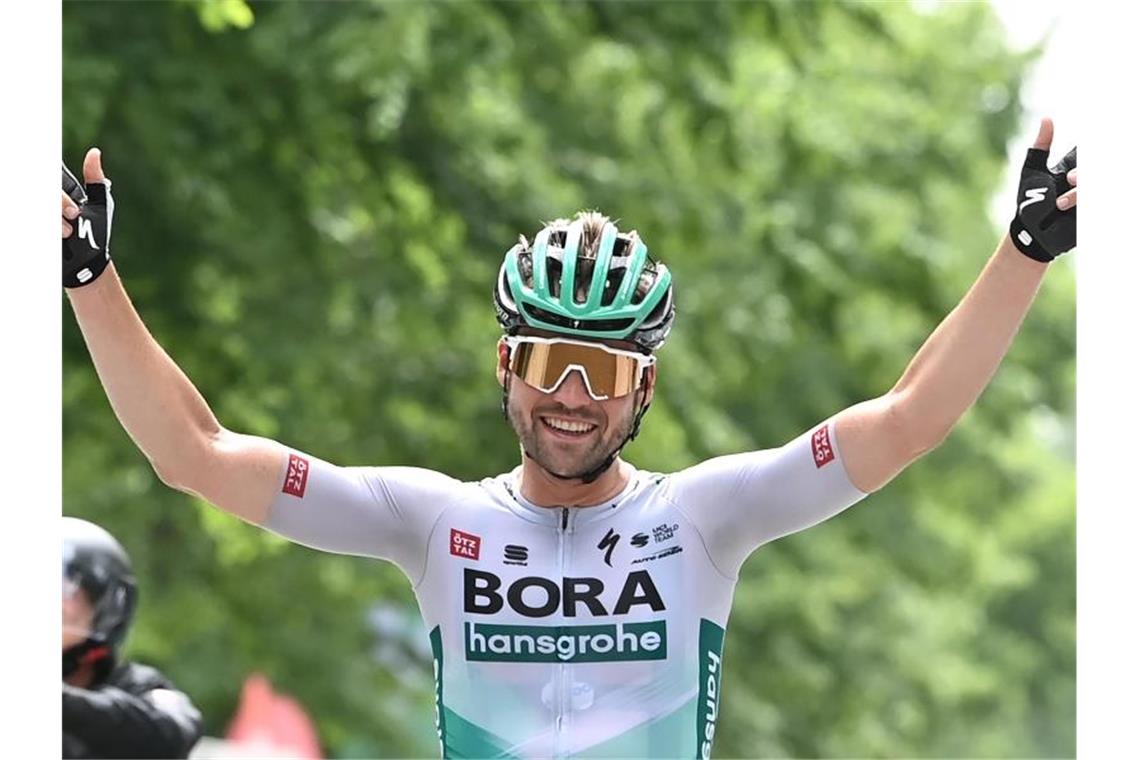 Schachmann als Solist zum Meistertitel Maximilian Schachmann fährt jubelnd über die Ziellinie. Foto: Bernd Weissbrod/dpa