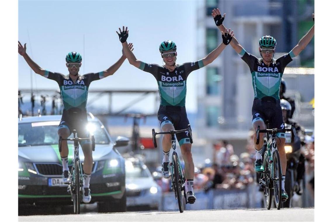 Schachmann als Meister zur Tour - Skurrile Hitzeschlacht Maximilian Schachmann (M.) siegte vor Marcus Burghardt (r) und Andreas Schillinger. Foto: Hendrik Schmidt