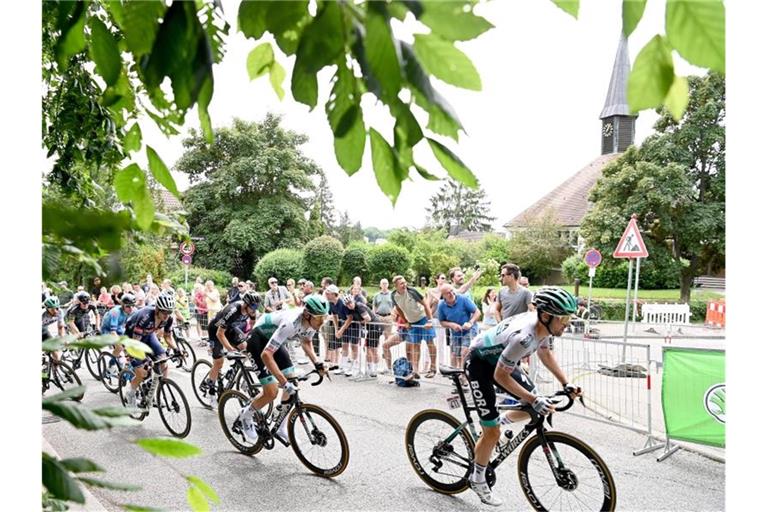 Maximilian Schachmann (r) ist zum zweiten Mal deutscher Straßenrad-Meister. Foto: Bernd Weissbrod/dpa
