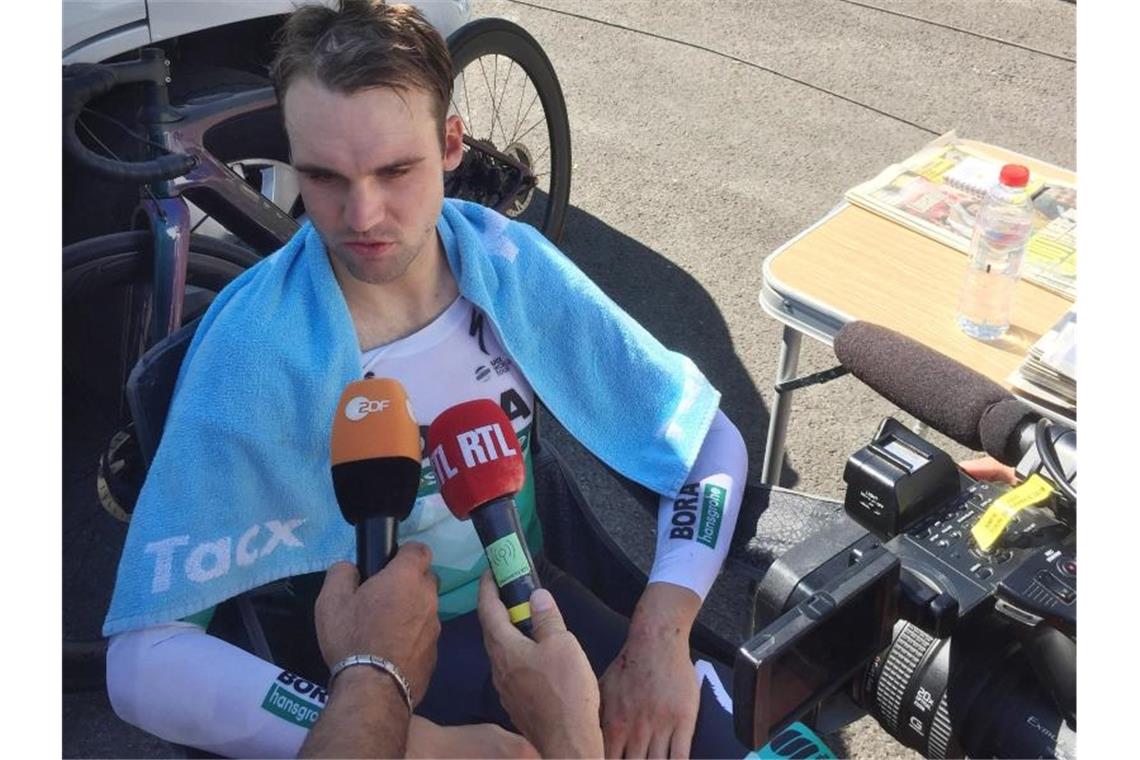 Zwangspause: Schachmann wird zum Tour-Fan am TV Maximilian Schachmann vom Team Bora-hansgrohe musste verletzungsbedingt die Tour de France aufgeben. Foto: Stefan Tabeling