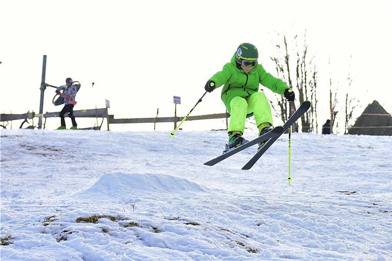 Maximilian springt über eine Schanze auf der Piste in Cronhütte. Foto: Tobias Sellmaier