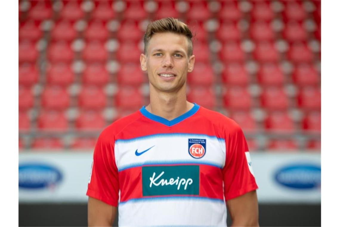 Heidenheim 1:1 gegen Augsburg: Comeback von Thiel Maximilian Thiel blickt in die Kamera. Foto: Stefan Puchner/dpa/Archivbild