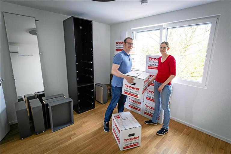 Maximilian und Kerstin Friedrich tragen fleißig Kiste nach Kiste in ihr neues Heim. Foto: Alexander Becher