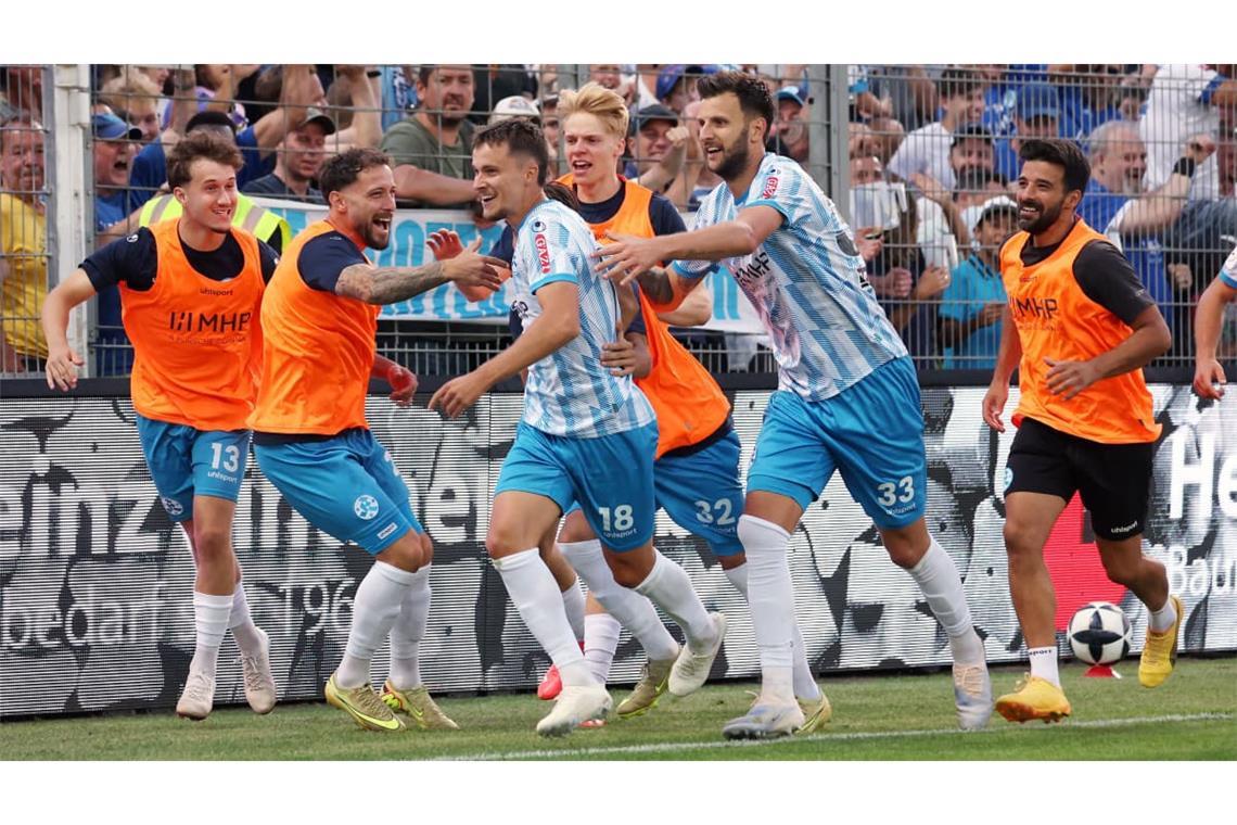 Maximilian Zaiser (3. v. li.) traf schon gegen den SSV Ulm 1846 und erzielte jetzt in Homburg den 1:0-Siegtreffer.