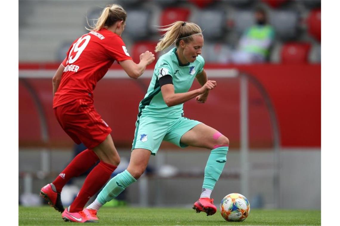 Bayern-Fußballerinnen holen Hoffenheimerin Rall Maximiliane Rall (r) von TSG 1899 Hoffenheim und Carina Wenninger vom FC Bayern München. Foto: Adam Pretty/Getty Images Europe/Pool/dpa/Archivbild