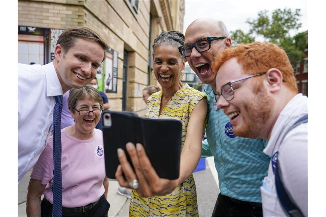 Bürgermeisterwahl: New York stimmt über Spitzenkandidaten ab Maya Wiley (M) ist Bewerberin um die Kandidatur der Demokraten für die Bürgermeisterwahl in New York. Foto: Mary Altaffer/AP/dpa