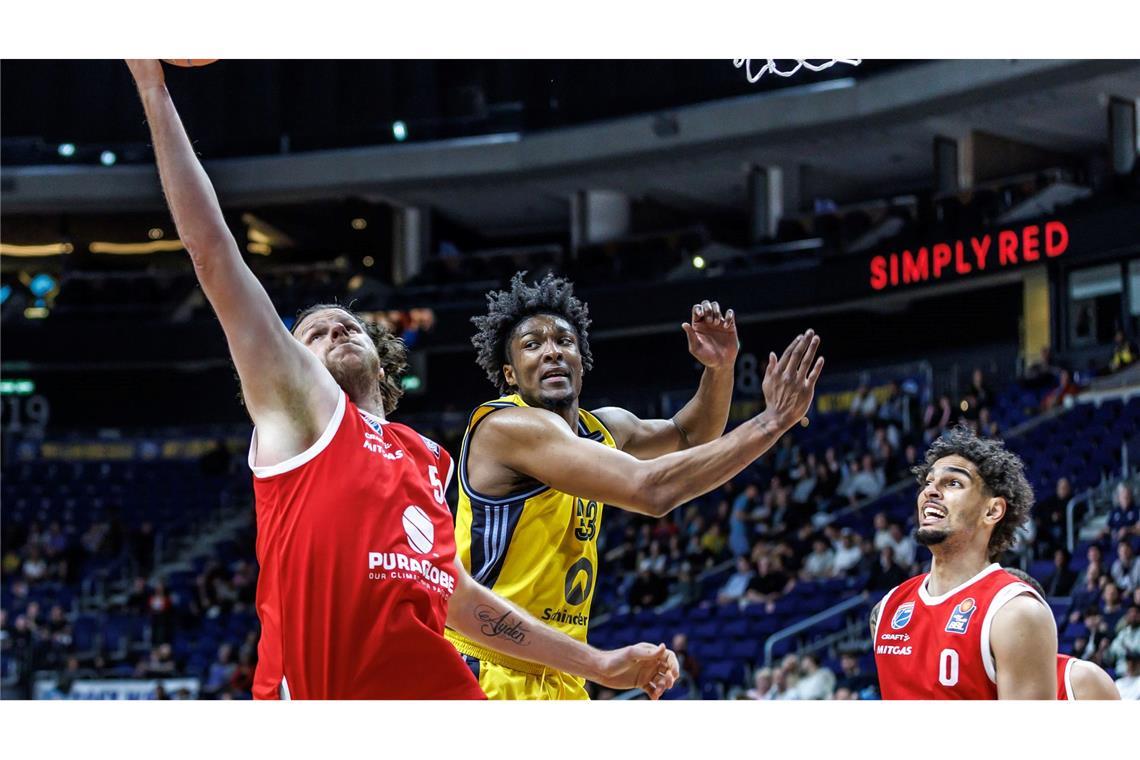 Alba schlägt MBC und steht in den Playoffs MBC-Center John Bryant zieht zum Berliner Korb.