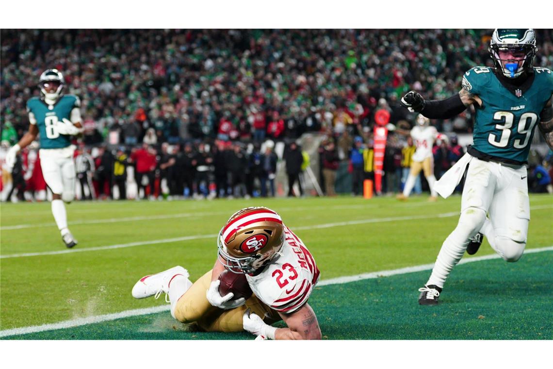 McCaffrey (links) fing seinen ersten Touchdown nach einem Trickspielzug der 49ers