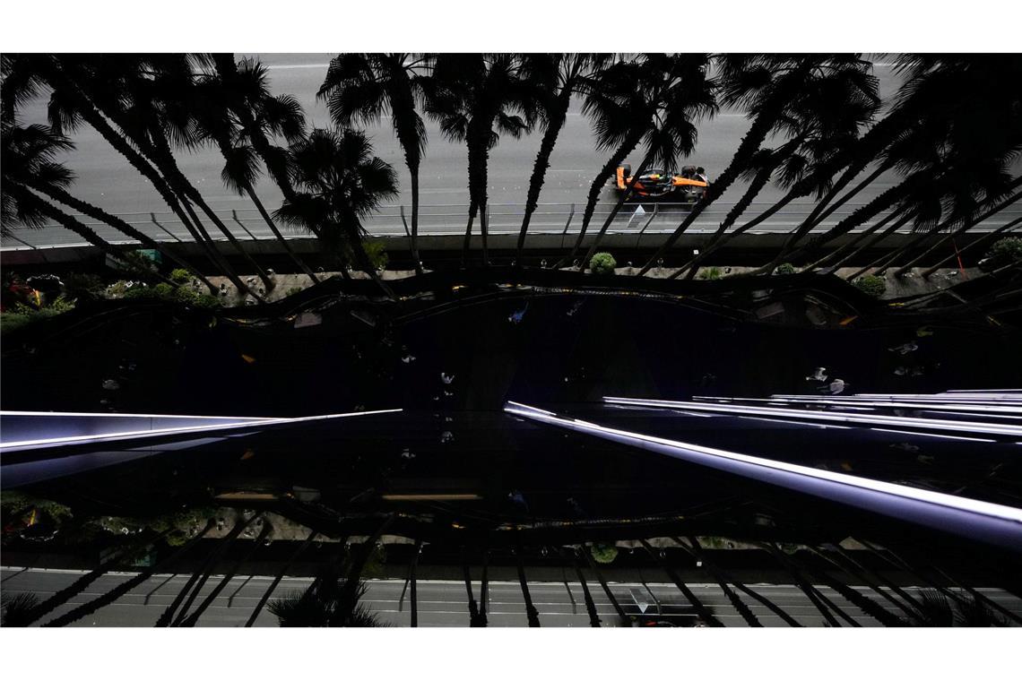 McLaren-Pilot Lando Norris aus Großbritannien fährt während des Trainings beim Grand Prix von Las Vegas.