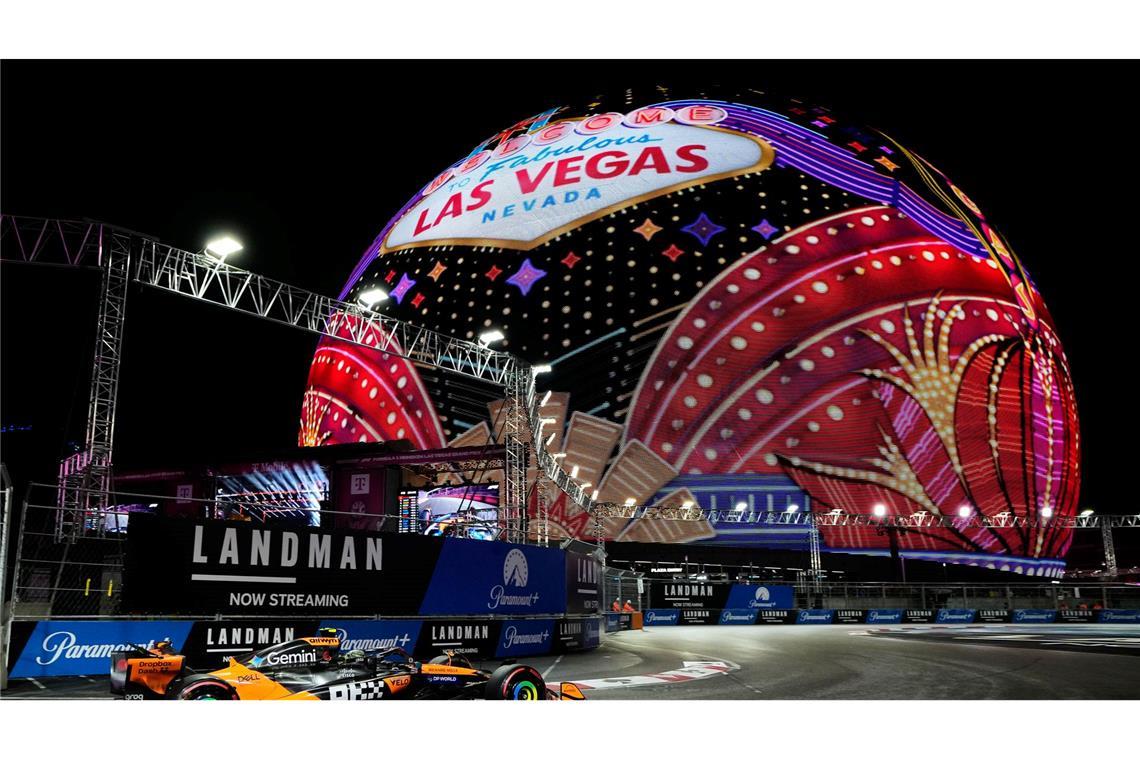 McLaren-Pilot Lando Norris aus Großbritannien fährt während eines Trainings vor dem dem Großen Preis von Las Vegas.