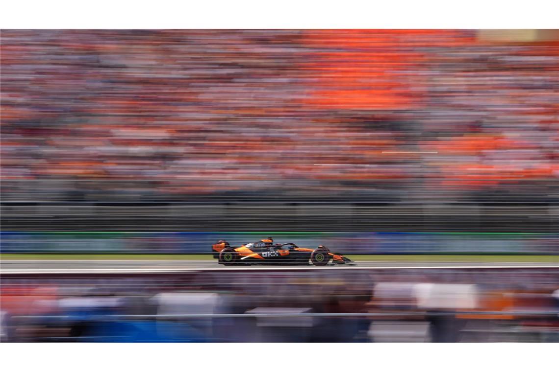 Bilder des Tages McLaren-Pilot Oscar Piastri rast beim Qualifying zum Grand Prix der Niederlande auf dem Circuit Zandvoort über die Strecke und holt die Pole Position.