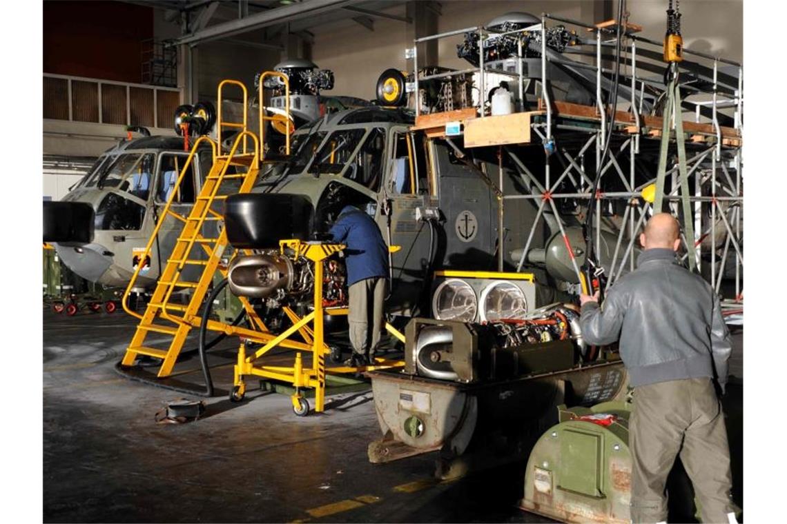 Mechaniker arbeiten auf dem Fliegerhorst in Kiel-Holtenau an defekten Marine-Hubschraubern vom Typ Sea King. Foto: picture alliance / dpa