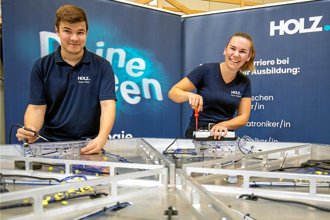 Mechatroniker-Azubi Daniel Pilich im dritten Lehrjahr und Praktikantin Clara Aupperle arbeiten am Azubi-Projekt Air-Hockey, das von den Azubis der Backnanger Holz Automation GmbH in Eigenleistung entwickelt und umgesetzt wird. Foto: A. Becher