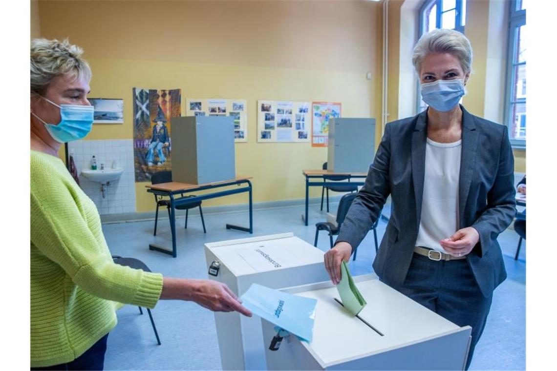 Schwesig bleibt: SPD gewinnt MV-Wahl Mecklenburg-Vorpommerns Ministerpräsidentin Manuela Schwesig gibt in einem Wahllokal in Schwerin ihre Stimme ab. Foto: Jens Büttner/dpa Pool/dpa
