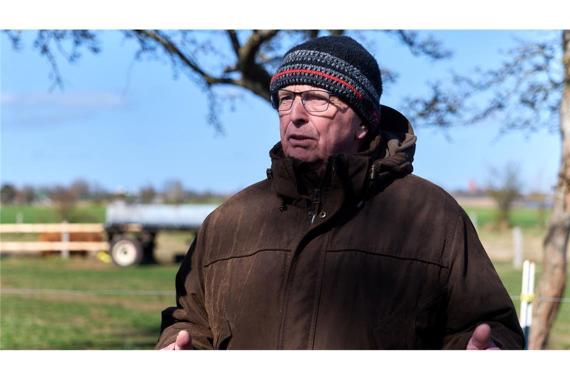 Mecklenburg-Vorpommerns Umweltminister Till Backhaus (SPD) lässt prüfen, ob der gestrandete Wal eventuell mit einem Katamaran in tieferes Gewässer gebracht werden könnte.