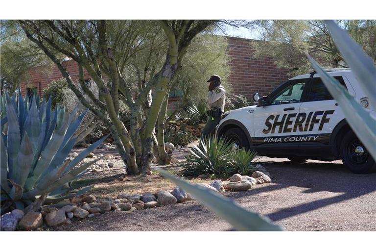 Medien und Polizeikräfte sind rund um die Uhr am Haus von Nancy Guthrie zu sehen.