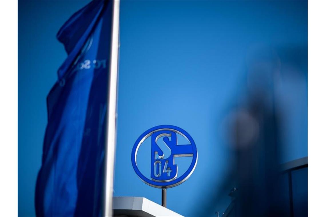 Medienberichten zufolge soll das Wohnungsunternehmen Vivawest neuer Sponsor des Fußball-Zweitligisten FC Schalke 04 werden. Foto: Fabian Strauch/dpa