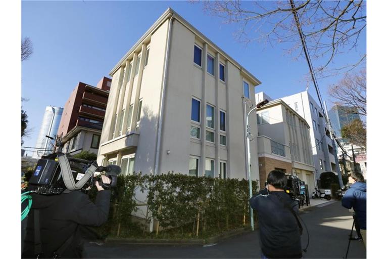 Medienteams vor der Tokioter Residenz des in den Libanon geflohenen früheren Top-Managers Carlos Ghosn. Foto: kyodo/dpa