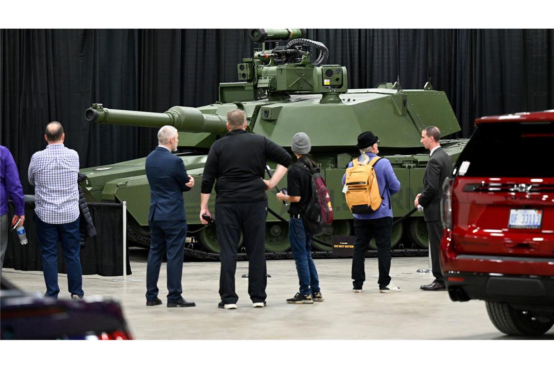 Medienvertreter betrachten den Prototyp eines Panzers auf der Detroit Auto Show.