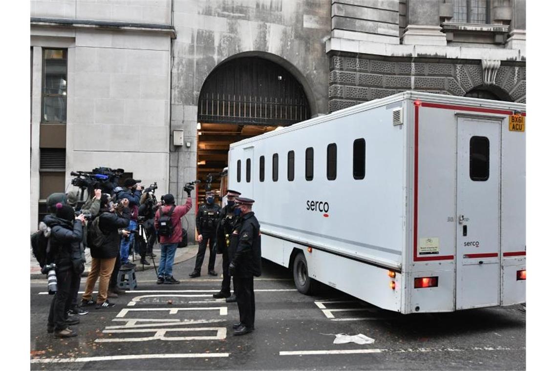 Medienvertreter filmen und fotografieren einen Gefangenentransporter, der vor der Urteilsverkündung im Auslieferungsprozess gegen Julian Assange am Strafgerichtshof Old Bailey eintrifft. Foto: Dominic Lipinski/PA Wire/dpa