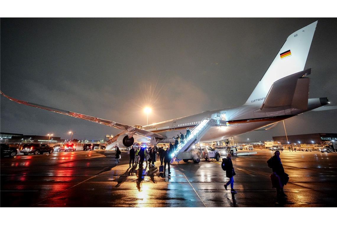 Medienvertreter kommen mit dem Airbus A350 der Luftwaffe auf dem internationalen Flughafen Washington-Dulles an. Der Kanzler trifft sich heute zum zweiten Mal mit dem US-Präsidenten im Weißen Haus.