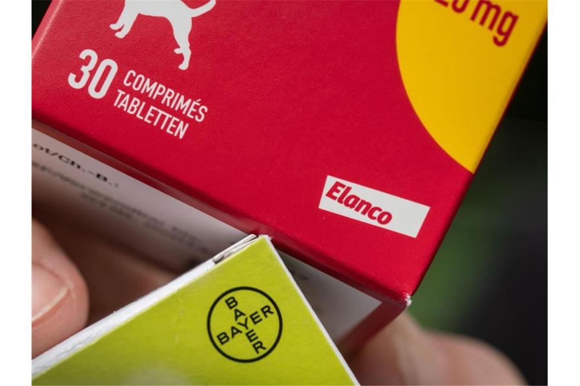 Medikamente für Hunde von Elanco (oben) und Bayer (unten). Bayer verkauft seine Tierarzneimittel-Sparte für 7,6 Milliarden US-Dollar (6,85 Mrd Euro) an den US-Konzern Elanco. Foto: Frank Rumpenhorst