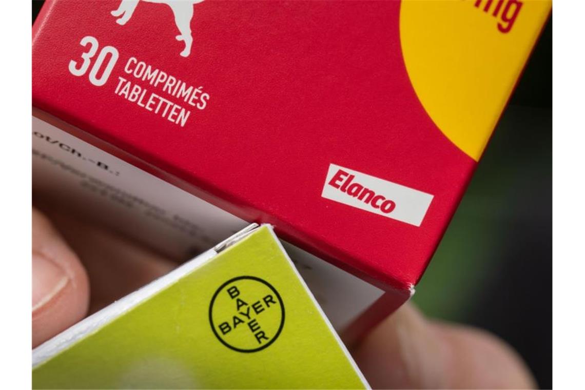 Medikamente für Hunde von Elanco und Bayer. Die US-Amerikaner übernehmen die Tierarzneimittel-Sparte des Leverkusener Konzerns. Foto: Frank Rumpenhorst