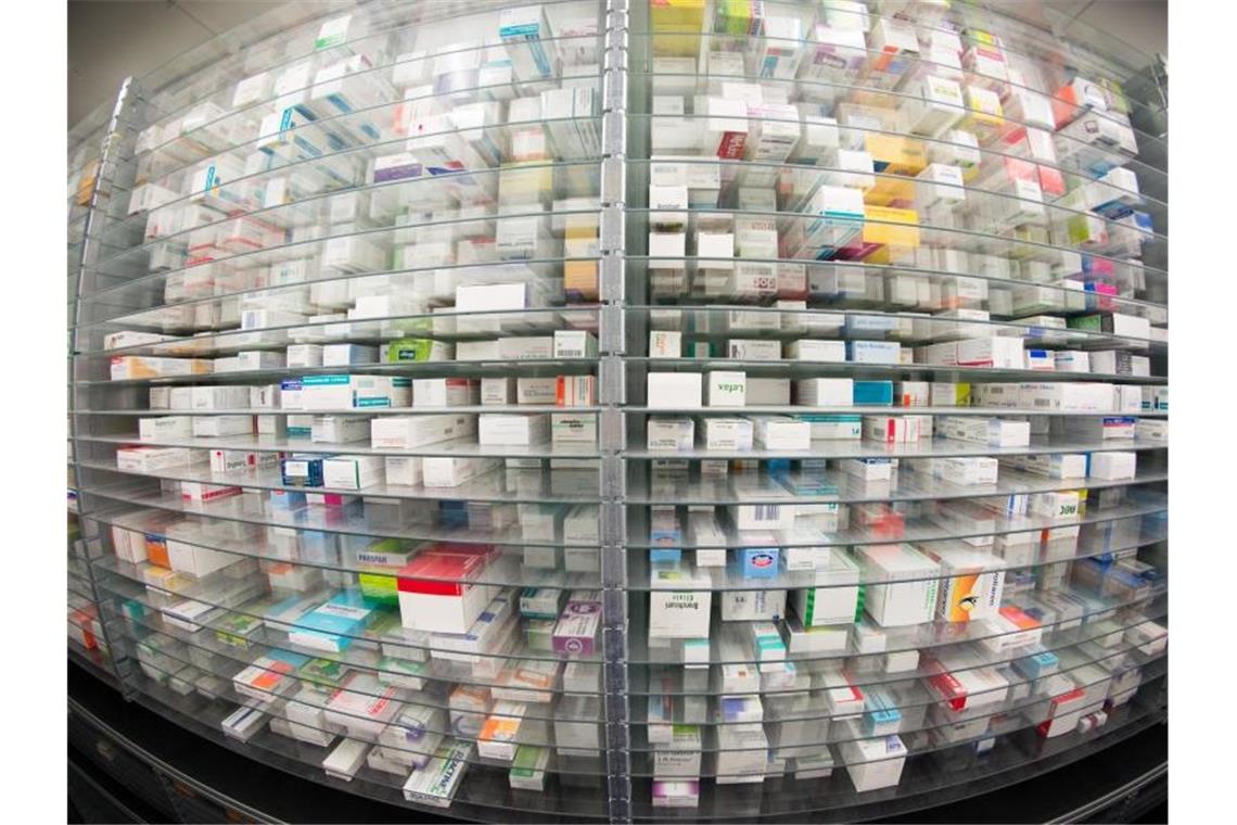 Medikamente liegen in den Regalen einer Apotheke. Lieferengpässe kommen immer öfter vor. Foto: Daniel Reinhardt/dpa