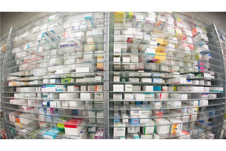 Medikamente liegen in den Regalen eines Kommissionierautomaten einer Apotheke. (Symbolbild)