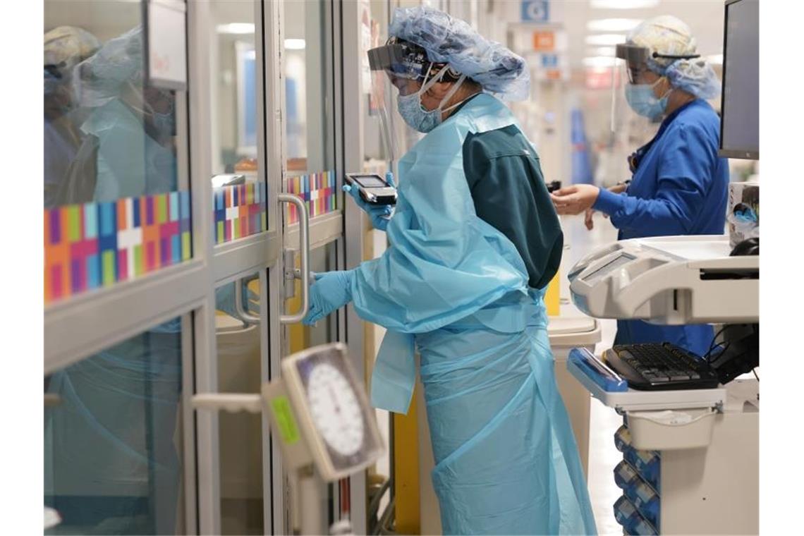 Medizinerinnen in Schutzkleidung in einem Krankenhaus in New York. Foto: Seth Wenig/AP/dpa