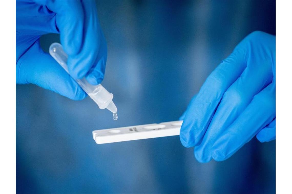 Medizinisch geschultes Personal führt einen Corona-Schnelltest durch. Foto: Kay Nietfeld/dpa